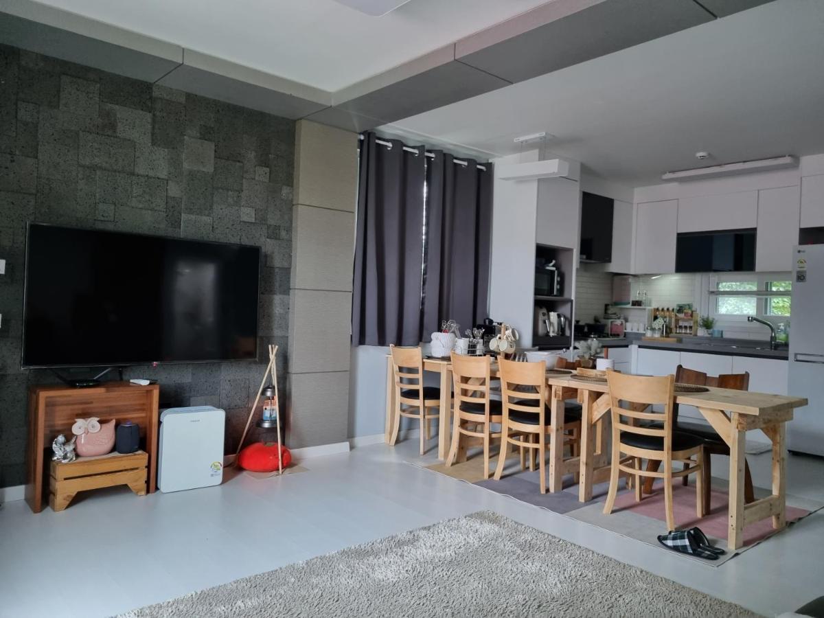 Gashi Sarang Bed & Breakfast Сеогвипо Екстериор снимка
