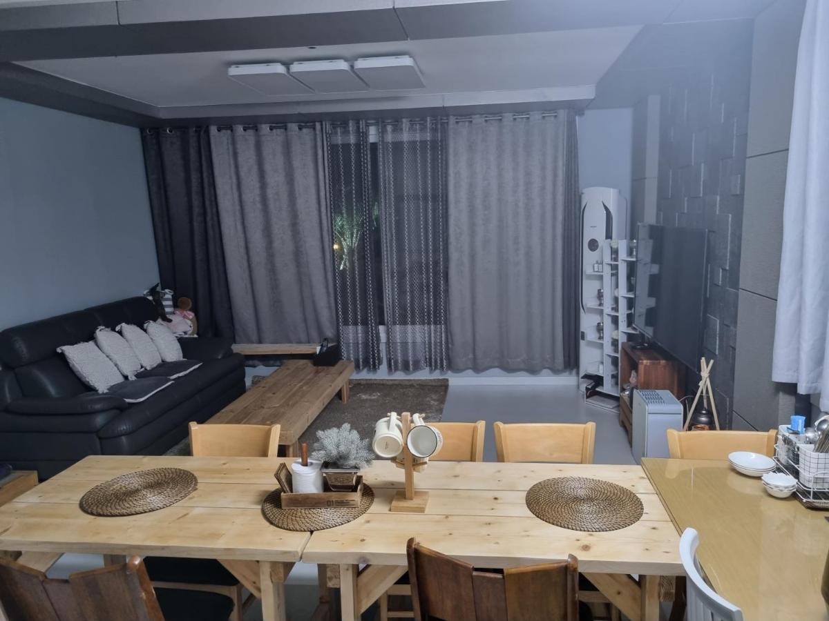 Gashi Sarang Bed & Breakfast Сеогвипо Екстериор снимка